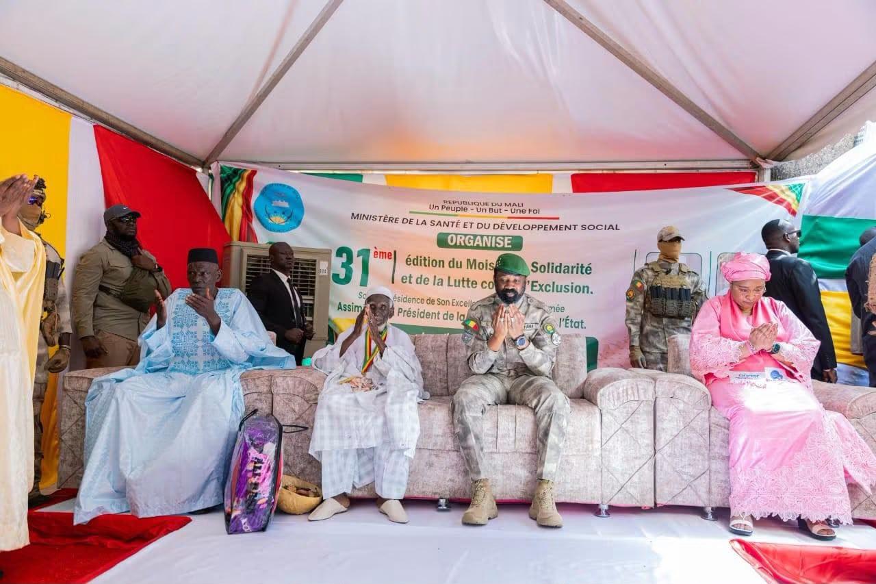 Mois de la Solidarité : Assimi Goïta rend visite au doyen d’âge de Bamako