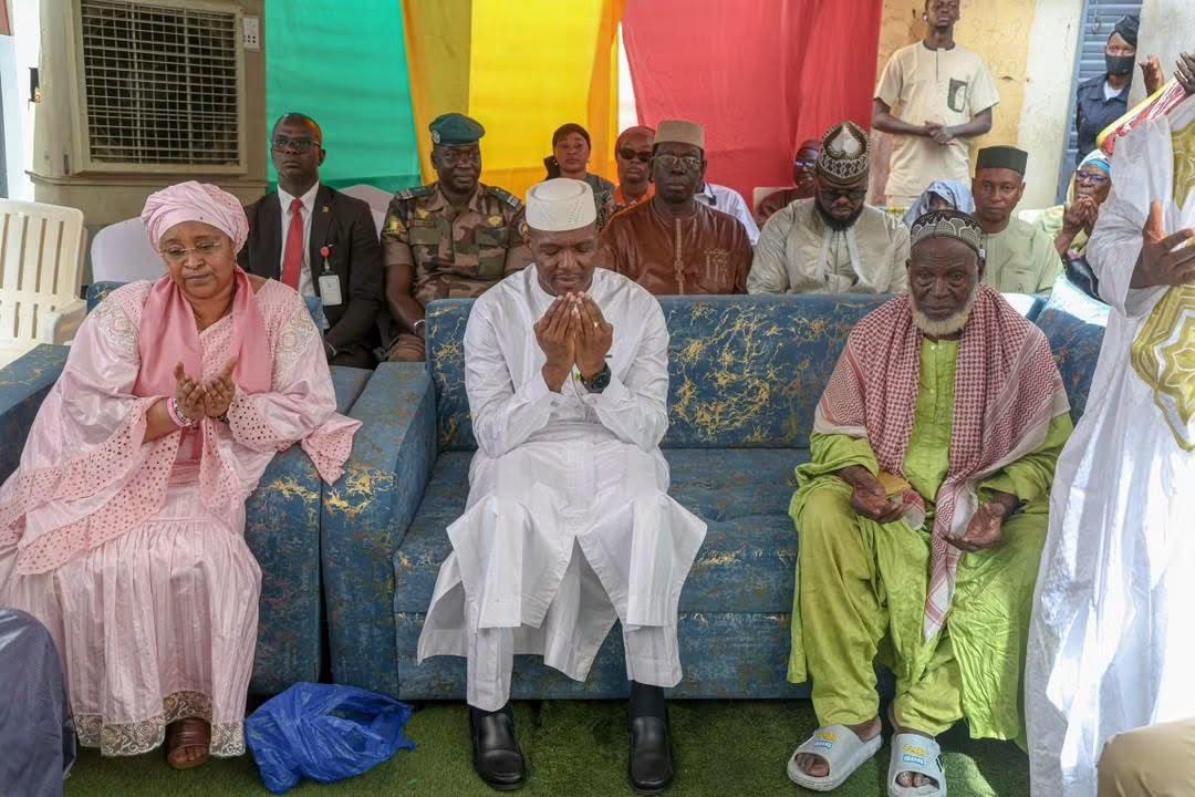 Mois de la Solidarité : le Premier ministre rend visite à Diomakan Konaté, doyen d’âge de la Commune II